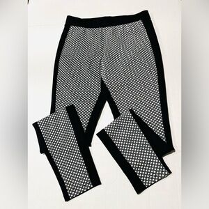 HUE NWT Women’s Leggings Glitz  Black and White Patterned On Front.   SIZE M